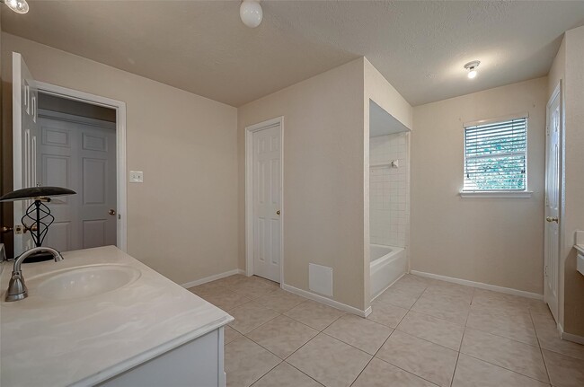 Building Photo - 2907 Little Branch Ct