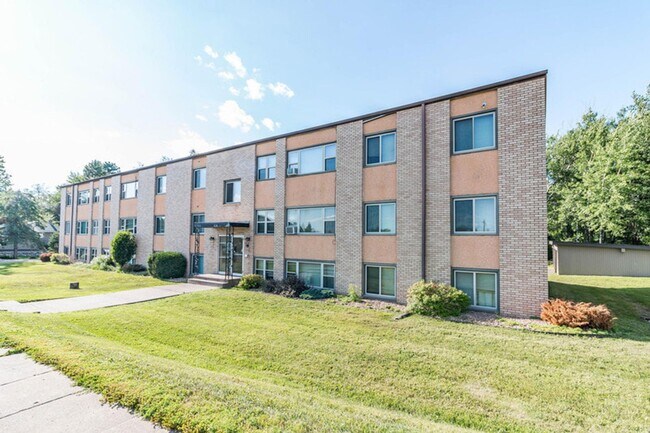 Building Photo - Available September! - 1 Bed 1 Bath Apartment