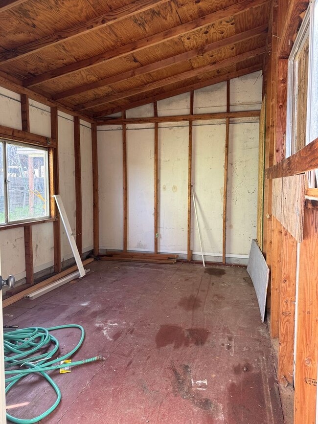 Building Photo - Freshly updated 2 bed, 1 bath house in Lowell