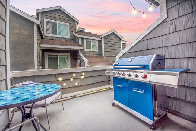 Building Photo - Costa Mesa Newport Heights Stunner!