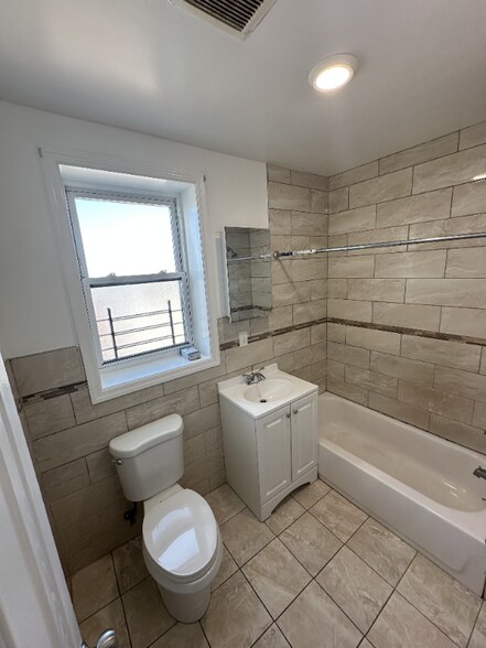 Building Photo - 147 Beech St
