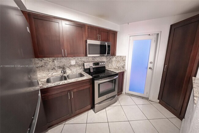 Building Photo - 1701 NE Miami Gardens Dr
