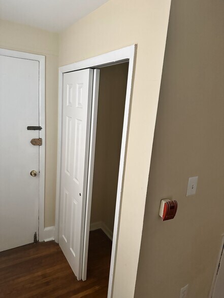 Building Photo - 909 Clinton St