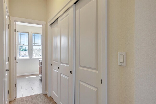 Building Photo - WOW! GREAT HOME! Mountain View!