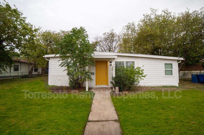 Primary Photo - 823 N Trinity