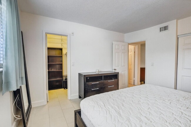 Building Photo - 581 Blue Heron Dr