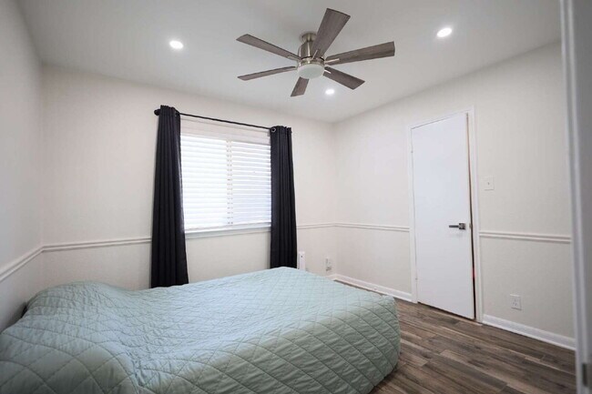 Building Photo - Updated 3 Bed / 2 Bath One-Story Home in S...