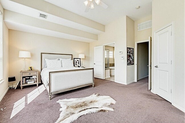 Building Photo - 5422 Lillian St