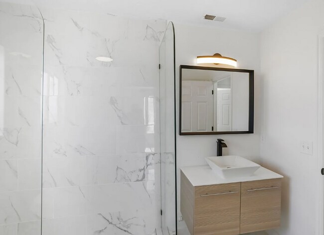 Building Photo - Adorable 2 Bedroom Hurricane Home! Pet Friendly!