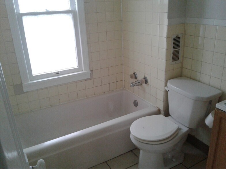 Building Photo - 1673 Victoria Ave