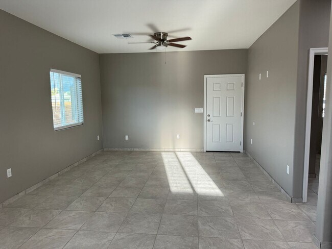Building Photo - Beautiful Modern 3Bdm 2Ba Home, Easy Access to I-10, Must See!