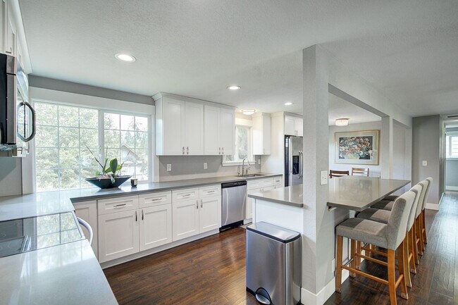 Building Photo - 5bd/2.5ba Edmonds Home