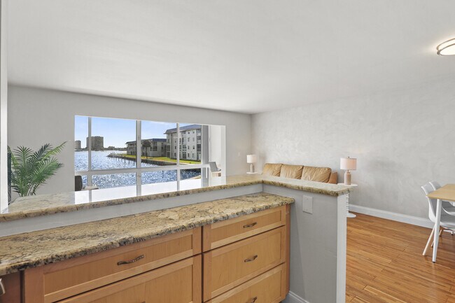 Building Photo - 2936 Lake Shore Dr