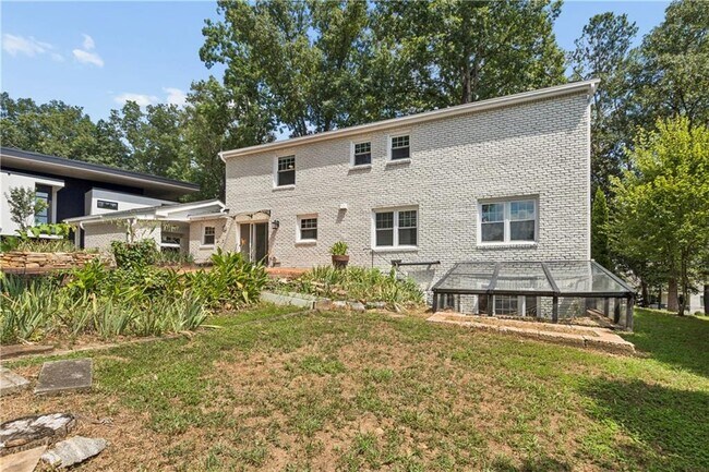 Building Photo - 800 Glenairy Dr NE