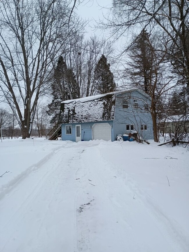 Building Photo - Private 2 bed 1.5 bath home in Spring Lake