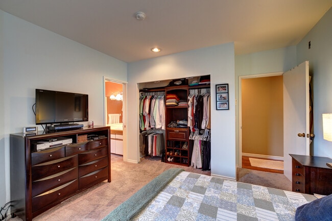 Building Photo - Great Priced Westlake Condo with Electric ...