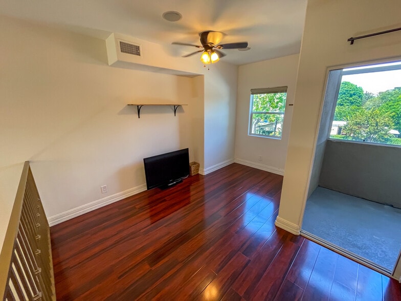 Building Photo - 2027 Beloit Ave