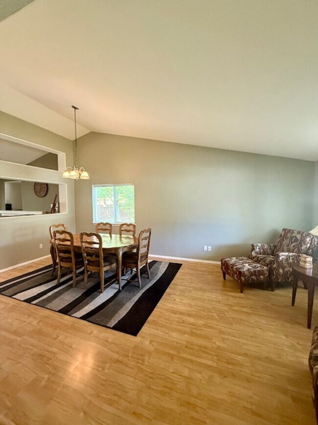 Building Photo - Lovely 3 Bedroom Single Level home with St...