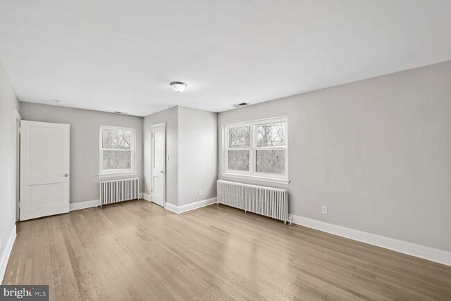 Building Photo - 2329 Fairlawn Ave SE