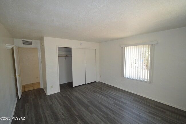 Building Photo - 2119 N Catalina Ave