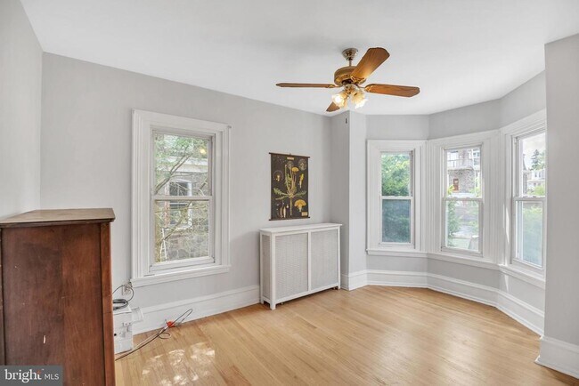 Building Photo - 117 Rochelle Ave