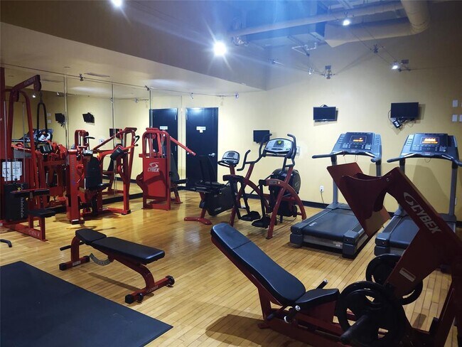 Building Photo - 705 Main St