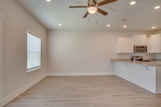 Building Photo - Spacious North Pensacola Townhome Featuring Modern Finishes, Granite Kitchen, Private Garage, Com...