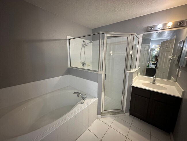 Building Photo - Modern 3-Bedroom Single-Family Home for Re...