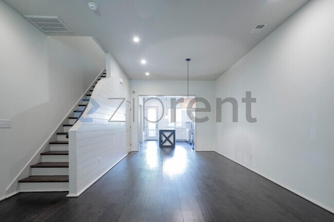 Building Photo - 1346 Calash Ave