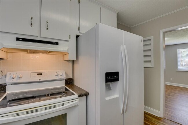 Building Photo - 608 Cedarwood Ct