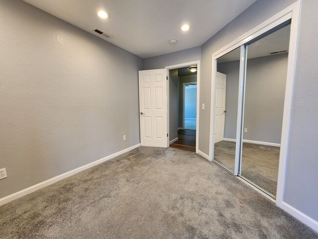 Building Photo - Spacious 4 Bed / 3 Bath Windsor Home
