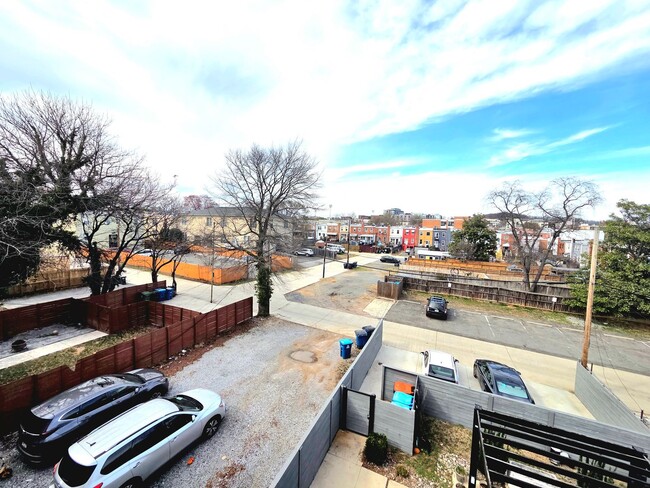 Building Photo - Updated 2 BR/2 BA Condo | Top Floor Living...