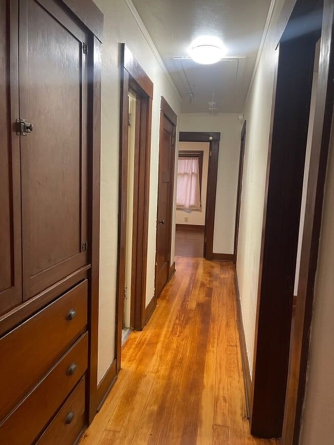 Building Photo - Spacious Craftsman Home