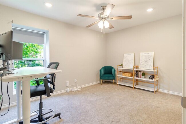 Building Photo - 6915 10 Oaks Cir