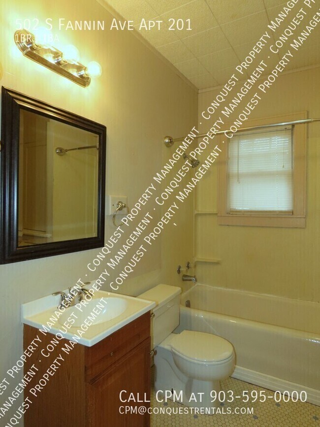 Building Photo - 502 S Fannin Ave