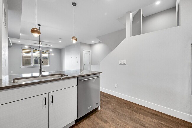 Building Photo - $3,175.00 - 2 Bedrooms, 2.2 Bathrooms, Tow...