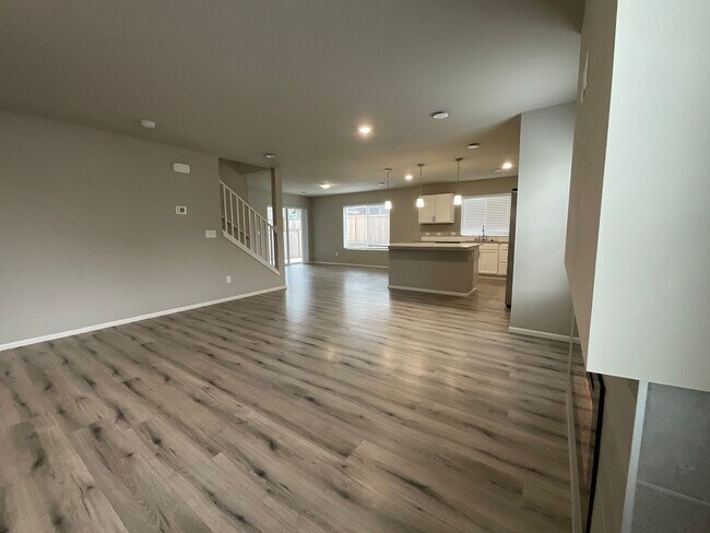 Building Photo - Beautiful 4 Bedroom, 2.5 Bath Home Availab...