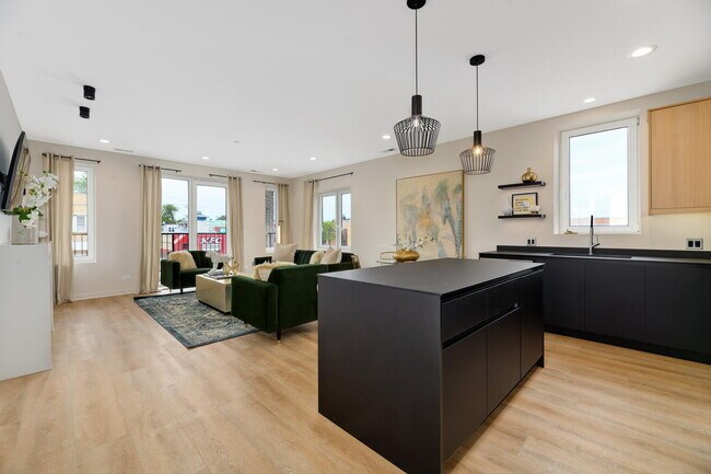 Building Photo - 6035 W North Ave