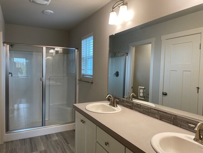 Building Photo - Lovely 4 Bed 2.5 Bath Home! Located near t...