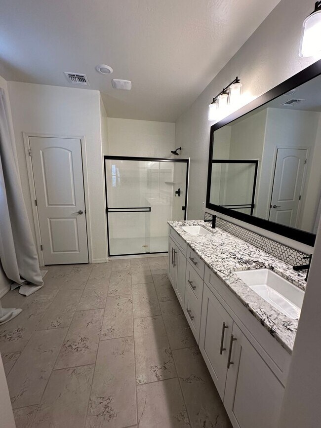 Building Photo - 3 BEDROOM HOME IN DESERT OASIS IN SURPRISE