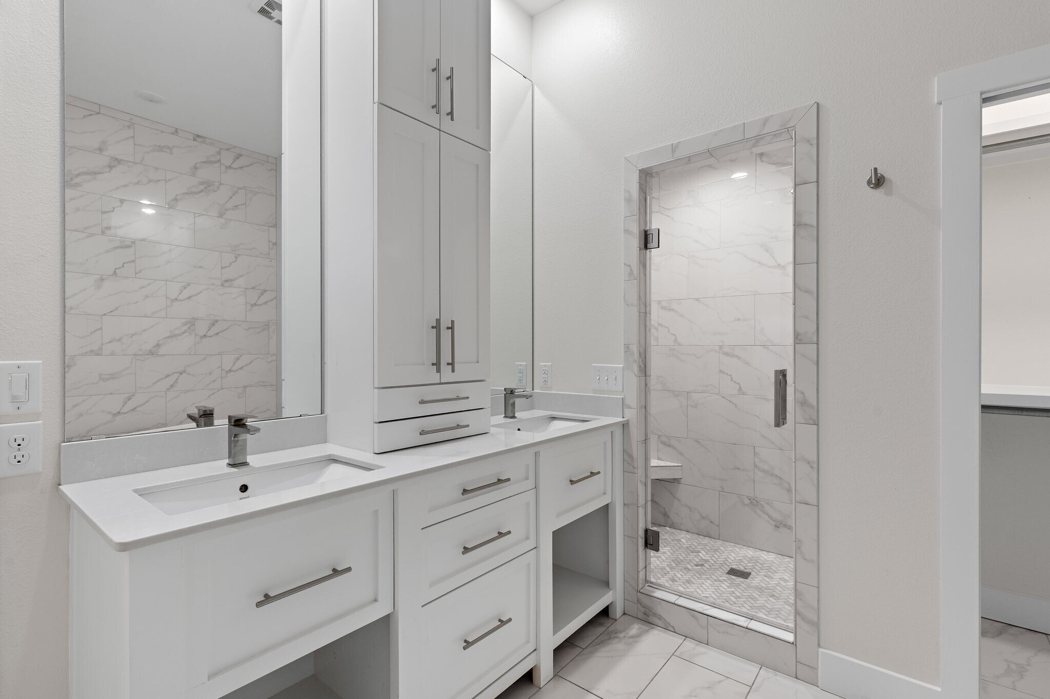 Building Photo - 1735 Woodridge Dr