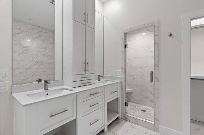 Building Photo - 1735 Woodridge Dr