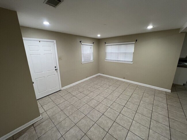 Building Photo - 3280 Crestaire Dr