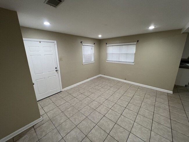 Building Photo - Newly updated!  3 bedroom, 1.5 bath home o...