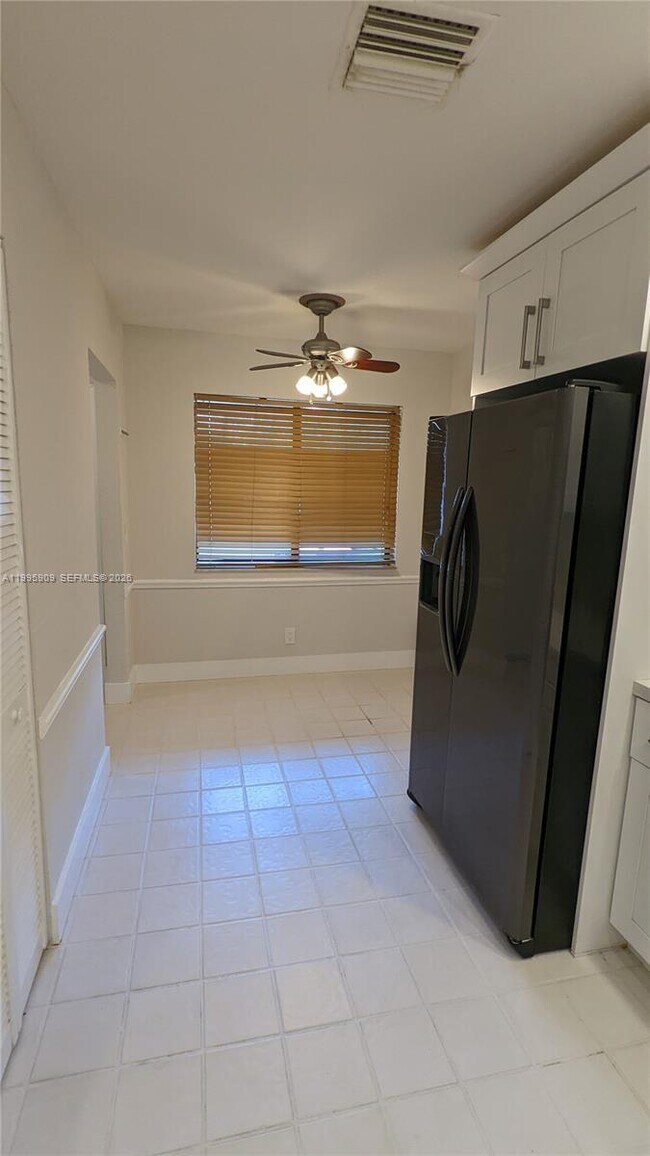 Building Photo - 460 Lakeview Dr