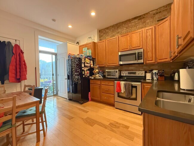 Building Photo - 1539 N Wells St