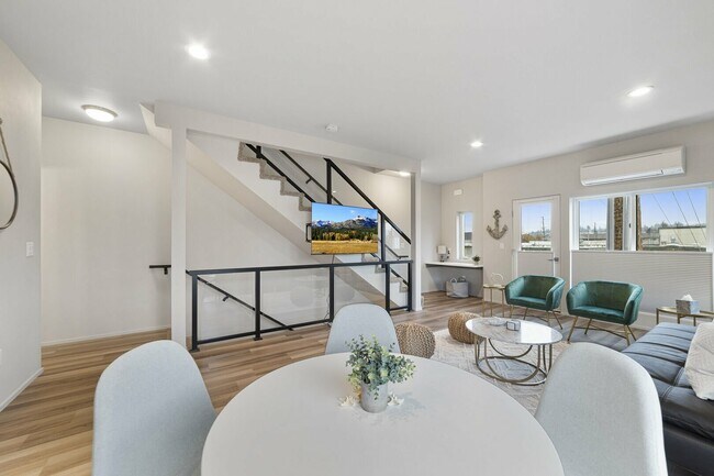 Building Photo - 910 21st St