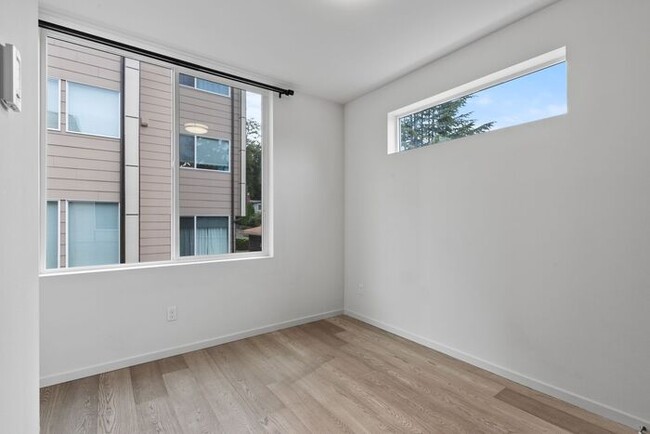 Building Photo - Unique West Seattle Townhome with Air Cond...