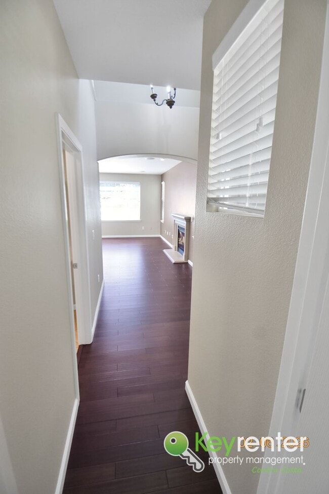 Building Photo - Beautiful 4 Bedroom Windemere Home on Corner Lot