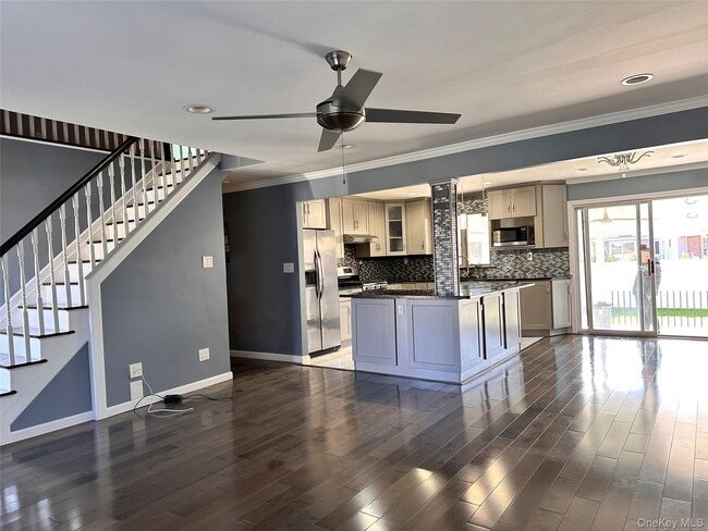 Building Photo - 316 S Oyster Bay Rd